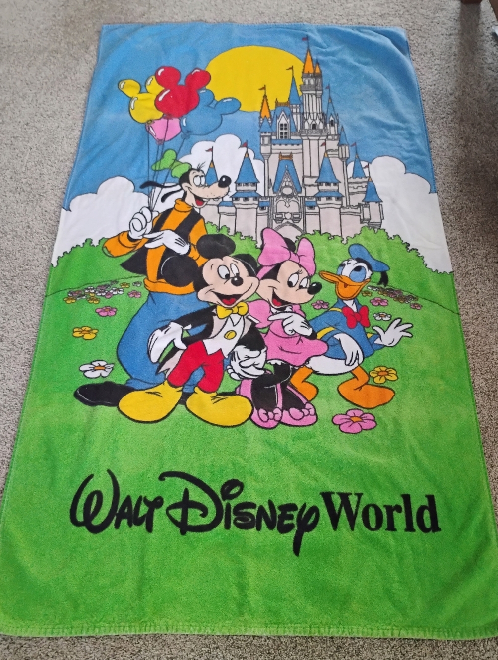 VINTAGE WALT DISNEY WORLD BEACH TOWEL 59" L X 31" W MICKEY MINNIE MOUSE